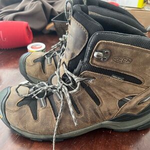 Size 15 Wide Keen Waterproof Hiking Boots.
Used but in fantastic shape.